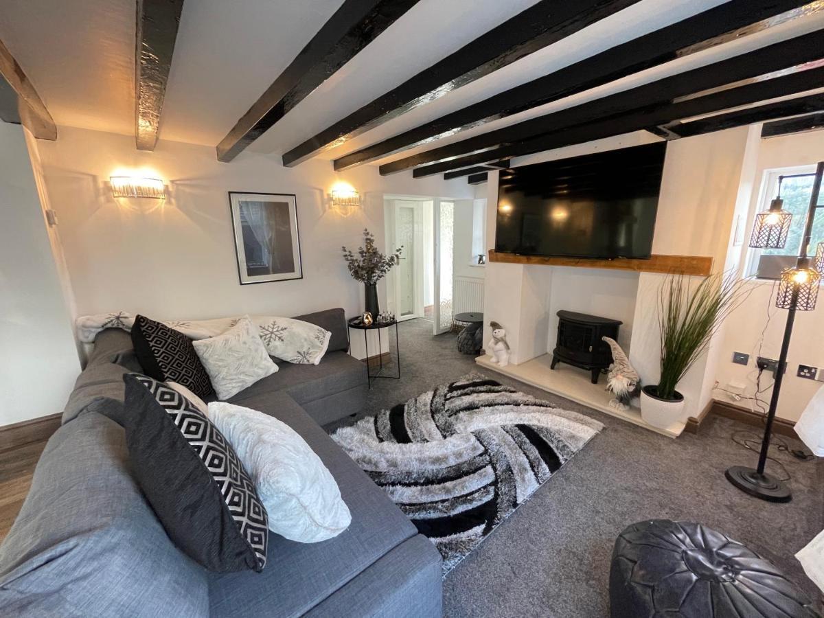 Tollgate House - Luxury Cozy Cottage - Huge Hot Tub - Alton Towers ชีเดิล ภายนอก รูปภาพ