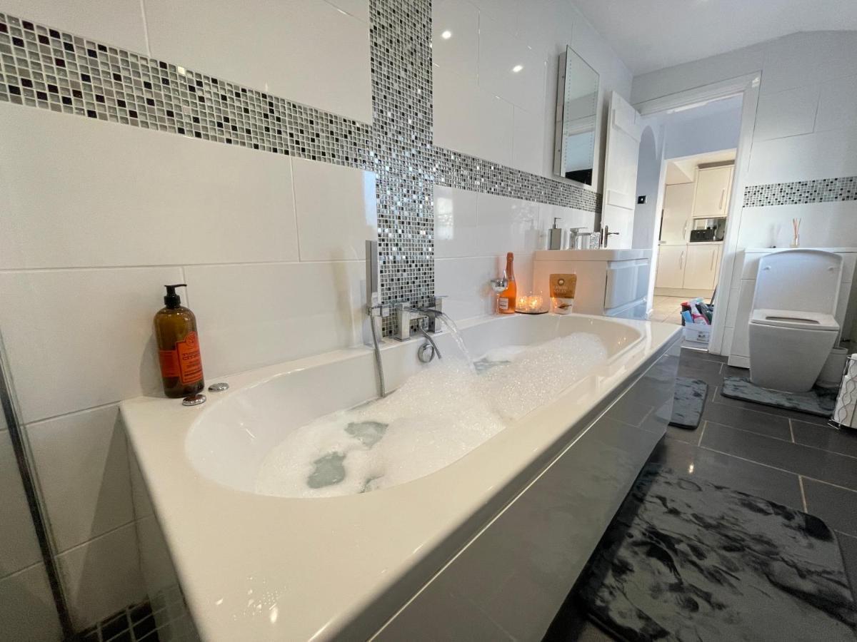 Tollgate House - Luxury Cozy Cottage - Huge Hot Tub - Alton Towers ชีเดิล ภายนอก รูปภาพ