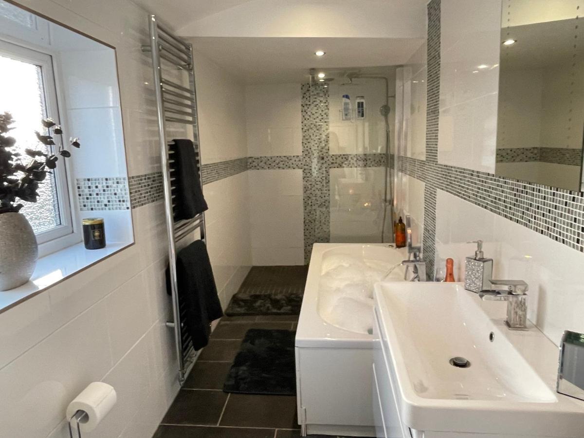 Tollgate House - Luxury Cozy Cottage - Huge Hot Tub - Alton Towers ชีเดิล ภายนอก รูปภาพ