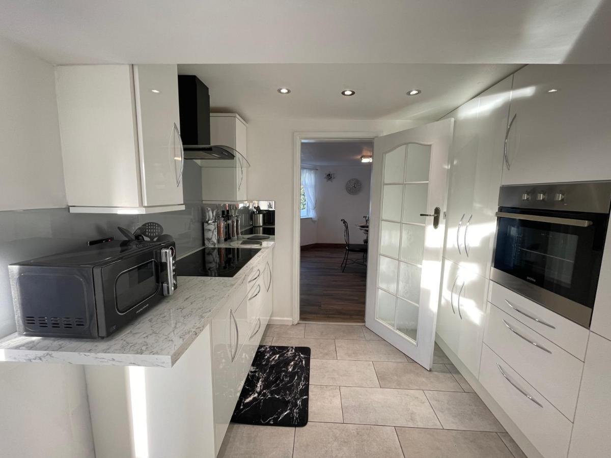 Tollgate House - Luxury Cozy Cottage - Huge Hot Tub - Alton Towers ชีเดิล ภายนอก รูปภาพ