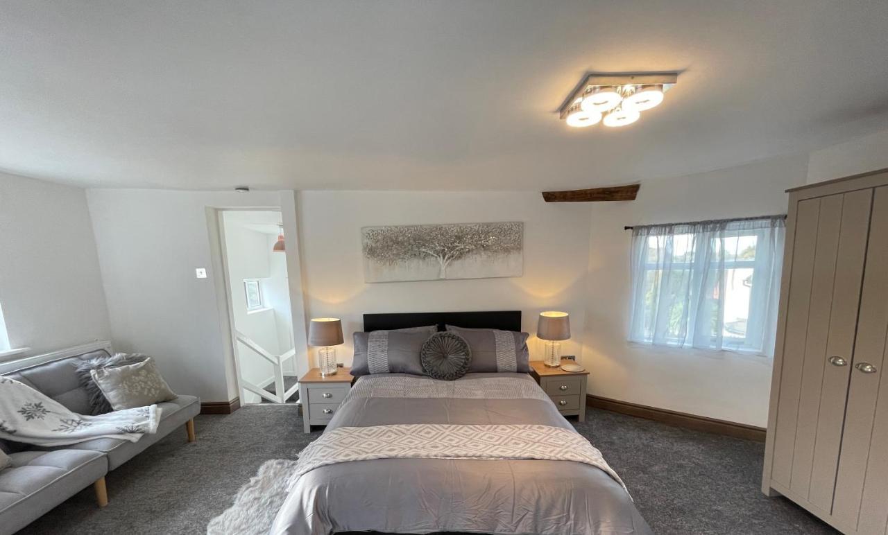 Tollgate House - Luxury Cozy Cottage - Huge Hot Tub - Alton Towers ชีเดิล ภายนอก รูปภาพ