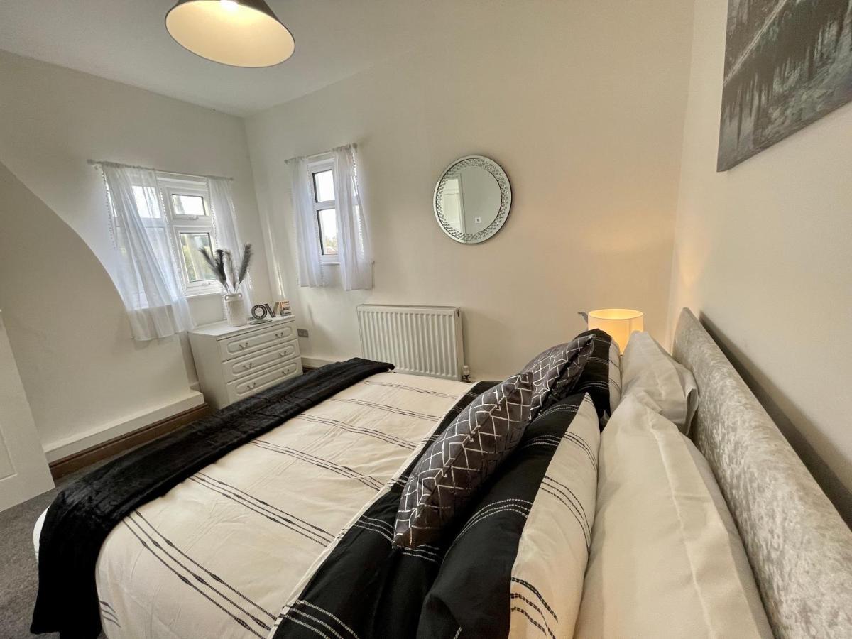 Tollgate House - Luxury Cozy Cottage - Huge Hot Tub - Alton Towers ชีเดิล ภายนอก รูปภาพ